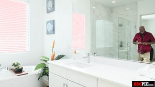 Заботливый сосед с огромным чёрным членом дарит девушке несколько горячих кремапаев