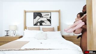 Девушка застаёт парня в ванне и присоединяется к нему для жаркого секса с кремапаями