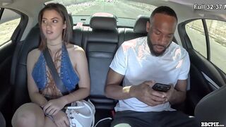 Знакомство в райдшере заканчивается минетом в машине и горячим сексом дома