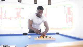 Соблазнение у бильярдного стола — девушка дразнит парня своим сексуальным телом