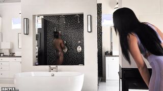 Соседка тайком подглядывает за огромным членом соседа в душе