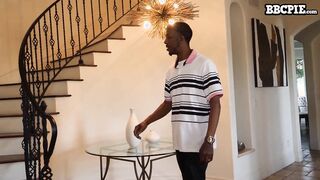 Сводный брат ловит сводную сестру за подглядыванием и заливает её киску огромными порциями спермы