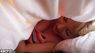 Сводный брат ловит сводную сестру за подглядыванием и заливает её киску огромными порциями спермы