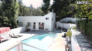 Соседка тайком пробирается в дом соседа и получает жёсткий трах с кремапаями