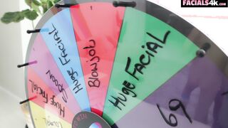 Колесо удовольствий — Myra Moans крутит колесо секса и в итоге получает лицо, полностью залитое спермой!